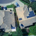 Quartier de villas avec panneaux solaires sur le toit qui représente une communauté électrique locales (CEL)